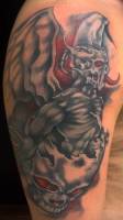 Tatuaje de un demonio alado con cara de calavera