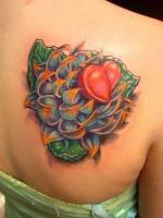 Tatuaje de una flor de loto con un corazón dentro