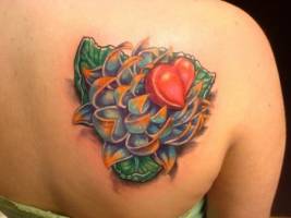 Tatuaje de una flor de loto con un corazón en medio