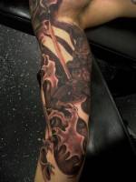 Tatuaje de un samurai acorazado entre las olas