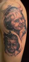 Tatuaje de dos retratos de bebes