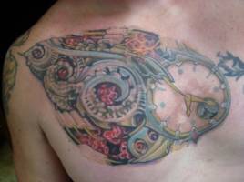 Tatuaje de engranajes piel desgarrada y un reloj dentro