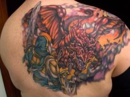 Tatuaje de un guerrero enfrentándose a un gran dragón