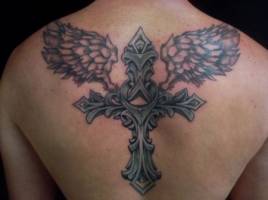 Tatuaje de una cruz alada en la espalda