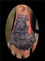 Tatuaje de Darth Vader de star wars en la mano