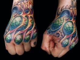 Tatuaje de una funda alienigena para la mano