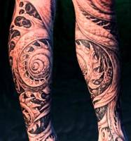 Tatuaje de engranajes metalicos para la pierna