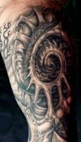 Tatuaje de una espiral metalica