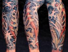 tatuaje de olas y hierros afilados atravesandola