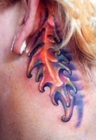 Tatuaje para mujer de un detalle futurista detras de la oreja
