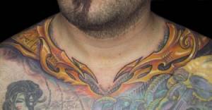 Tatuaje estilo alien para el cuello