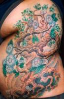 Tatuaje de un arbol florido