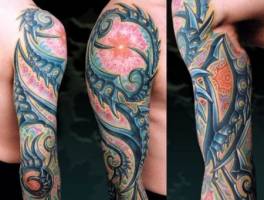 Tatuaje de funda metalizada para el brazo con una flor
