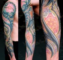 Tatuaje funda para el brazo estilo coraza de metal