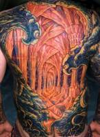 Tatuaje espectacular de estetíca extraterrestre futurista en la espalda