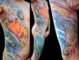 Tatuaje de estetica futurista en el costado
