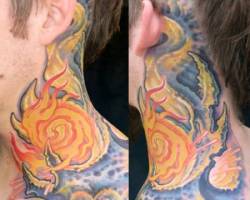 Tatuaje futurista en el cuello