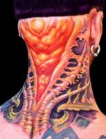 Tatuaje de piel extraterrestre en la nuca y cabeza
