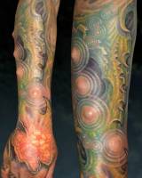 Tatuaje del brazo como si fuera una coraza extraterrestre