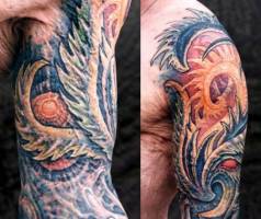 Tatuaje de tema alienígena en el brazo