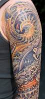Tatuaje en el brazo con espirales estilo extraterrestre
