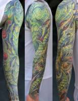 Tatuaje del brazo con estilo de piel extraterrestre