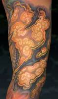 Tatuaje de piel alienígena mostrando el interior