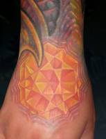 Tatuaje de un diamante futurista para la mano