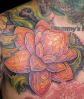 Tatuaje de una flor futurista conn varias enredaderas