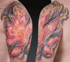 Tatuaje de una flor futurista