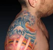 Tatuaje de unas olas en el cuello