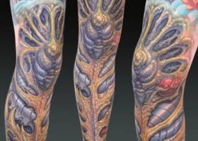 Tatuaje de piel alienígena para la rodilla