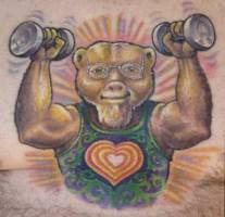Tatuaje de un oso haciendo pesas