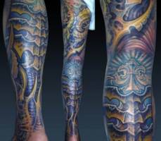 Tatuaje de una funda de piel alienígena para la pierna