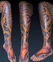 Tatuaje de una funda alienigena en la pierna