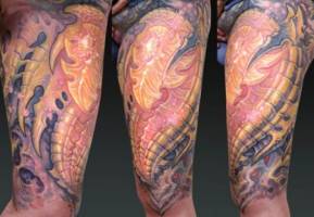 Tatuaje de una funda futurista en la pierna