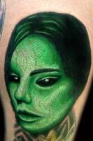Tatuaje de una cara extraterrestre