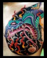 Tatuaje de una agresiva serpiente entre nubes de llamas
