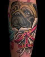 Tatuaje de un perro enrrollado con correas