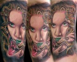 Tatuaje de la cabeza de Medusa, el monstro mitologico con serpientes en la cabeza