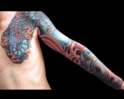 Tatuaje de una vampiresa y una serpiente en llamas en el brazo