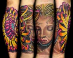 Tatuaje de una cara de chica y una flor de loto