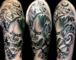 Tatuaje de Hanya entre oscuras olas