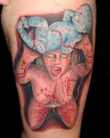 Tatuaje de una chica sangrienta con un bebe recién nacido