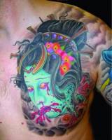Tatuaje de la cabeza cortada de una geisha