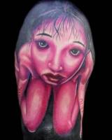 Tatuaje de una terrorífica chica en cuclillas