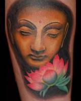 Tatuaje de la cabeza de budha y una flor de loto