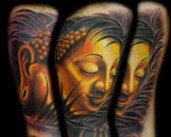 Tatuaje de una cara de Buddha entre la hierva