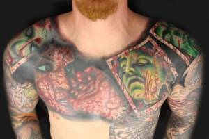 Tatuaje terrorífico de sangrientas y monstruosas caras