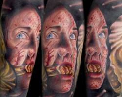 Tatuaje de una sangrienta cara amordazada